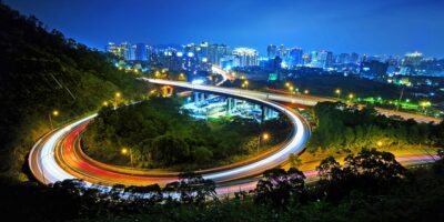 18歲單親媽遇匪「持刀破門而入」，為護子她「一槍擊斃」歹徒！法官判決結果大快人心！