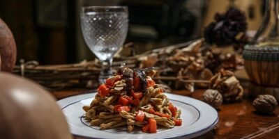 中壢新百王餐廳主廚領軍製做600份元氣餐盒送給第一線醫護人員