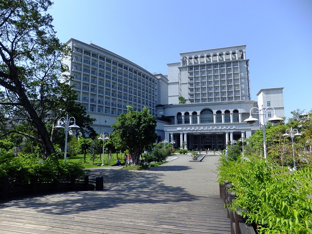 回想當時轟動全台「開刀12小時」的連體嬰，他陪妻子「生雙胞胎…」忍不住大哭…