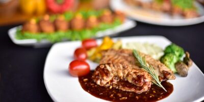 扮一日主廚驚喜上菜！翁章梁母親節現身東石海鮮餐廳 贈百合花獻祝福