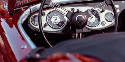 沒四輪別交女友？他批騎機車危險又吹風淋雨：還會@#$%！